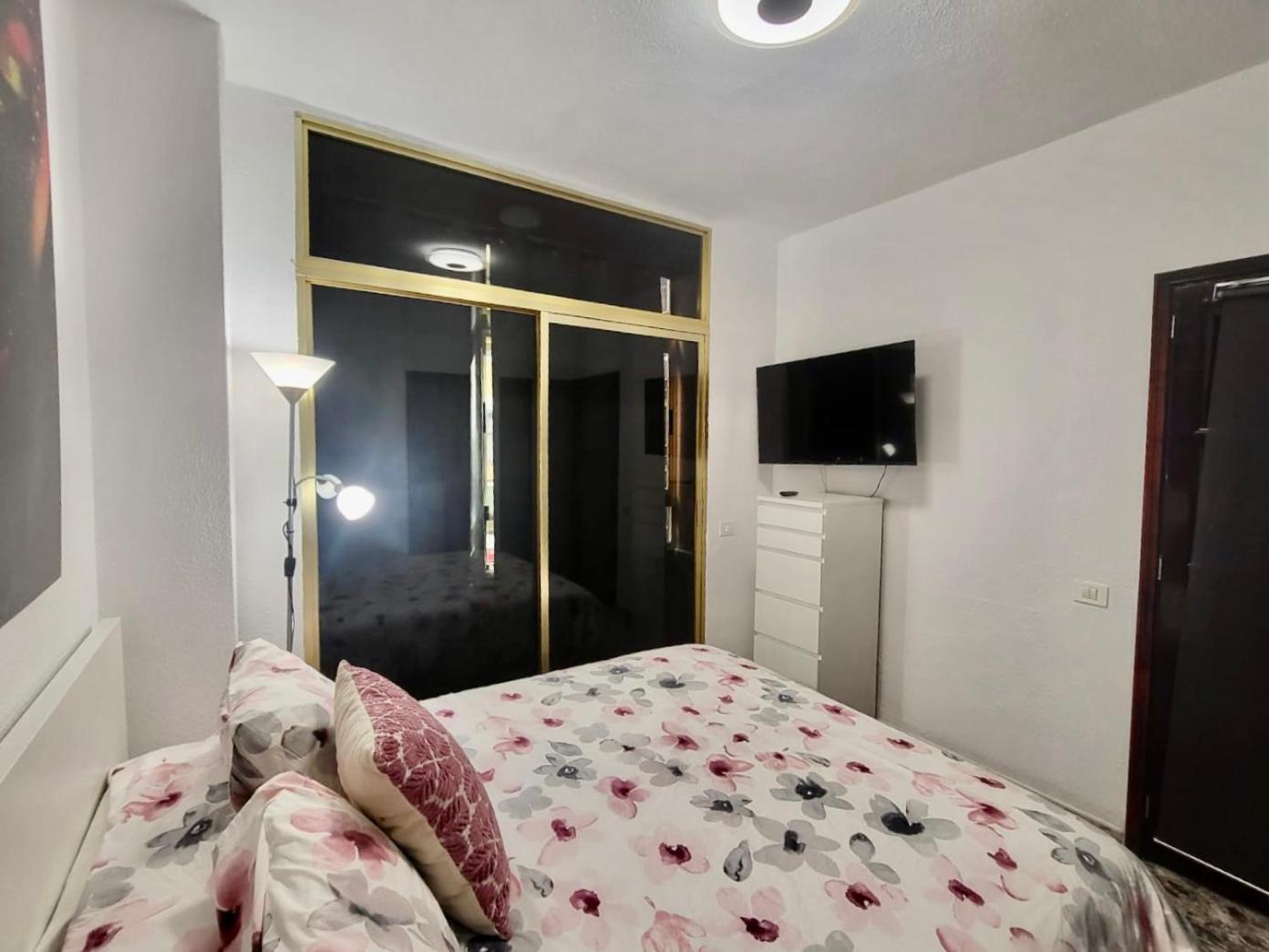 Affordable Holiday Accommodation For Large Families And Groups At Las Canteras Beach With 3 Bedrooms And Free Parking Лас-Пальмас-де-Гран-Канарія Екстер'єр фото